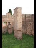 02784 ostia - regio v - insula vi - edificio (v,vi,2) - 1. raum von norden - bli ri osten - 01-2024.jpg